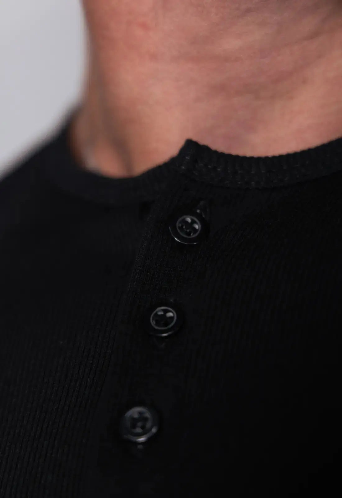 Camiseta Henley Canelada Preta - Imagem 5