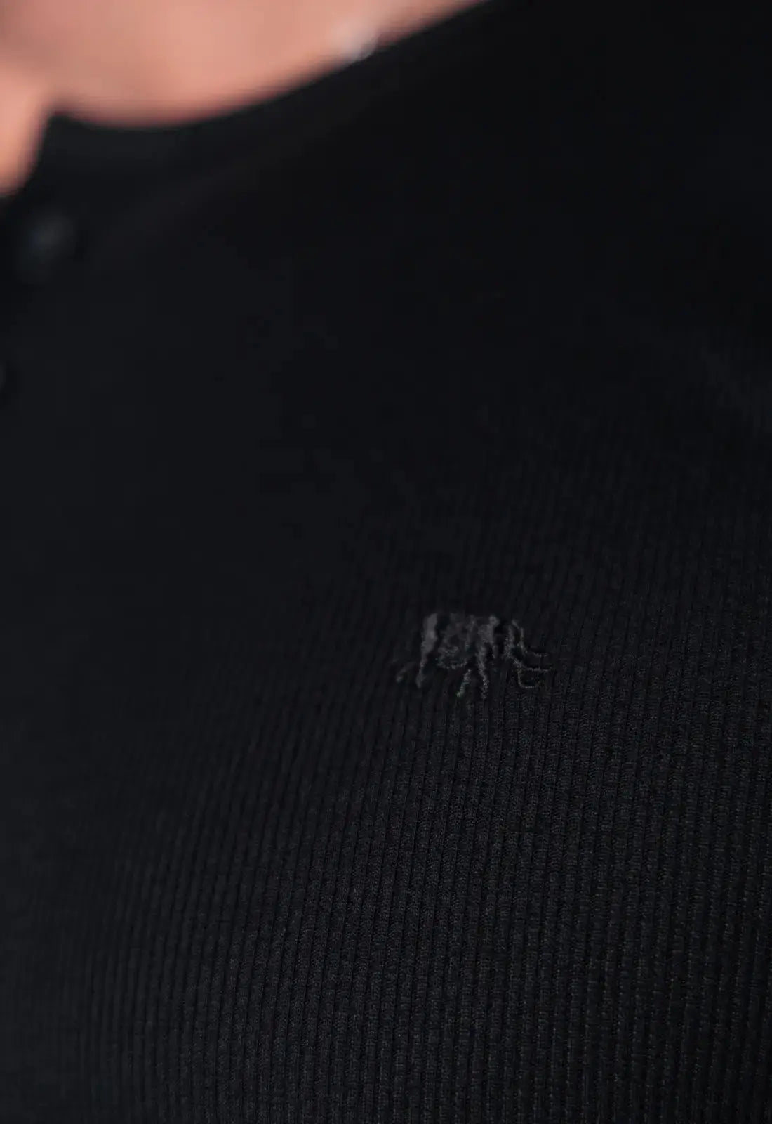 Camiseta Henley Canelada Preta - Imagem 6